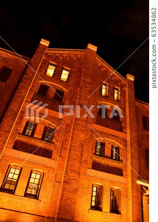 舉辦聖誕市場的橫濱紅磚倉庫。磚塊點亮時呈橙色 舉辦聖誕市場的橫濱紅磚倉庫。磚塊點亮時呈橙色 63534862