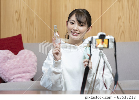 女人拍攝視頻YouTuber圖像 女人拍攝視頻YouTuber圖像 63535218