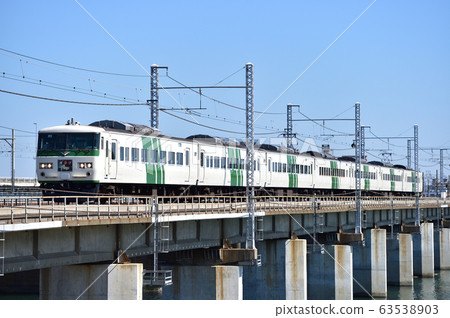 東海道本線茅崎平塚JR東185系列200系列OM09編隊（大宮）“小鳥子” 63538903