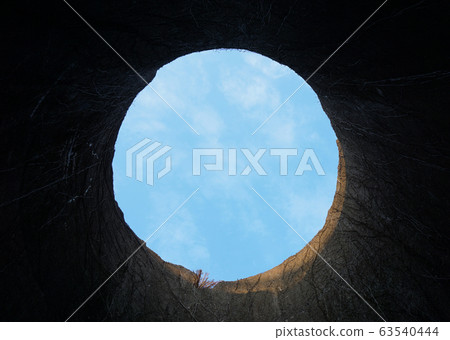 從一個黑暗的封閉空間的天花板上看到的藍天 63540444