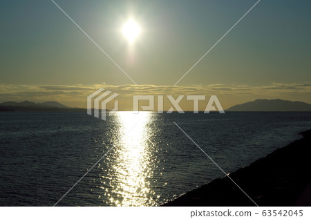真ji湖的日落和對岸的海市rage樓...島根縣松江市天氣:晴朗 真ji湖的日落和對岸的海市rage樓...島根縣松江市天氣:晴朗 63542045
