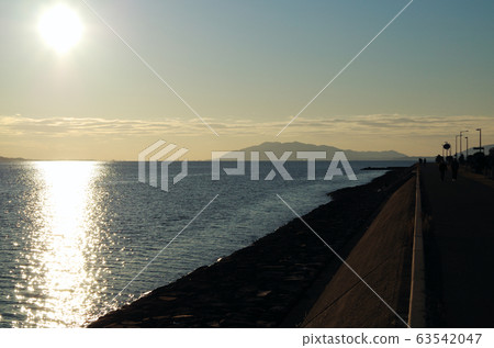 真ji湖的日落和對岸的海市rage樓...島根縣松江市天氣:晴朗 真ji湖的日落和對岸的海市rage樓...島根縣松江市天氣:晴朗 63542047