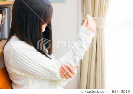 A woman who cares about her arm joints 63543019