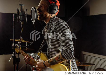 professional musician play guitar and sing 63545577