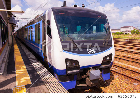 從日本火車窗口東白野站的JR五野線白神渡假村(青池組) 從日本火車窗口東白野站的JR五野線白神渡假村(青池組) 63550073