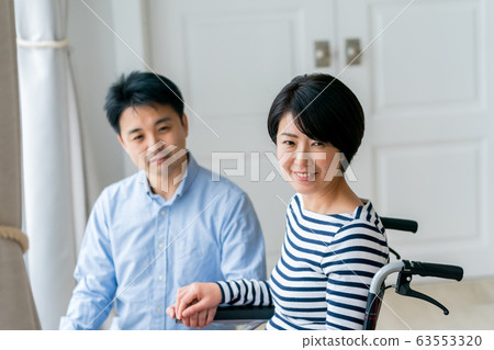 family wheelchair couple 63553320