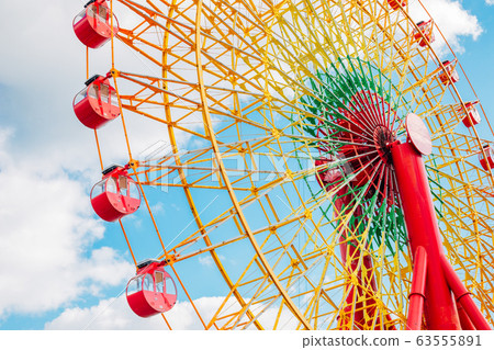 Ferris wheel with blue sky in Kobe, Japan 63555891