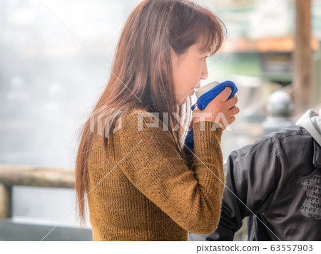 溫泉鎮婦女享受喝春天肖像 63557903