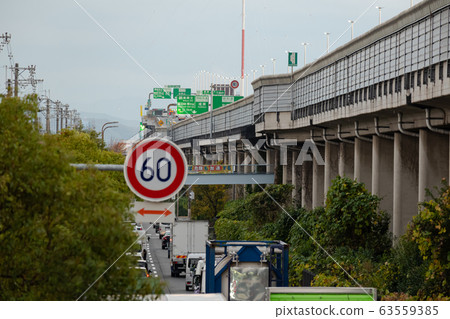 [Osaka] Traffic congestion and road signs near Mihara JCT on the Hanwa Expressway, and logistics infrastructure in the evening (Matsubara City) 63559385