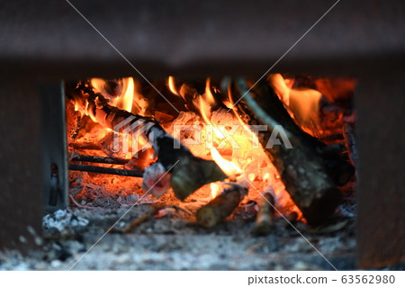 燃燒的柴火 63562980