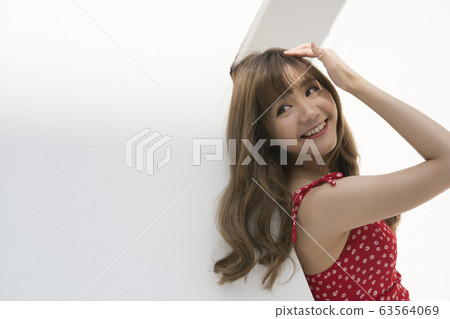 Resort fashion woman portrait 63564069