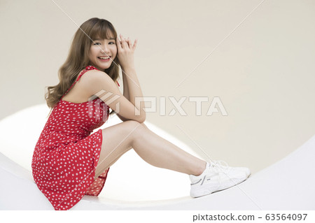 度假時尚女人肖像 度假時尚女人肖像 63564097