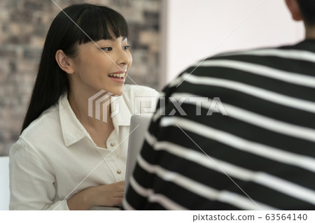 青年男女的企業形象 63564140