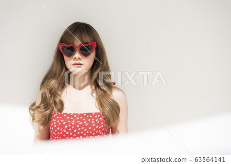 度假時尚女人肖像 度假時尚女人肖像 63564141