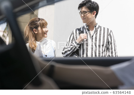 年輕的男人和女人到戶外散步 年輕的男人和女人到戶外散步 63564148