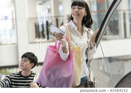喜歡購物的女性 喜歡購物的女性 63564152