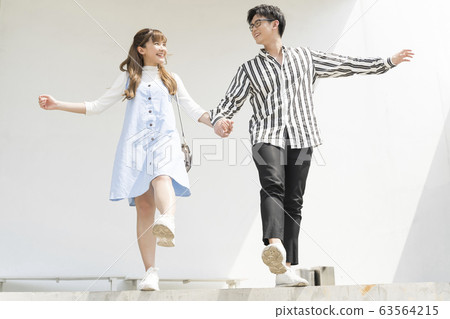 年輕夫婦手牽著手在戶外 年輕夫婦手牽著手在戶外 63564215