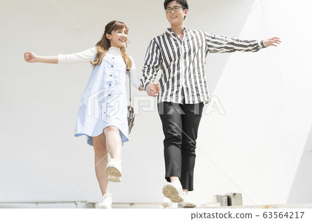 年輕夫婦手牽著手在戶外 年輕夫婦手牽著手在戶外 63564217