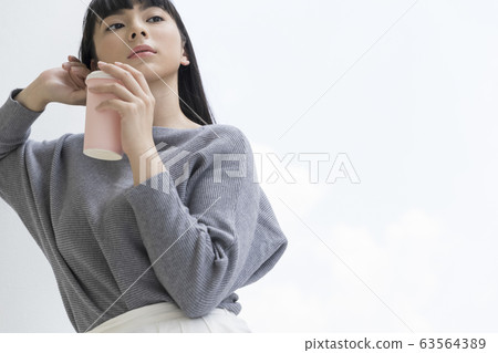 放鬆的少婦戶外 放鬆的少婦戶外 63564389