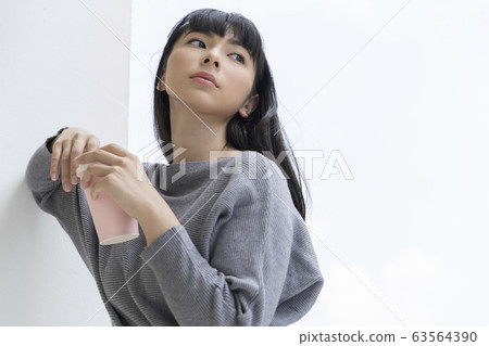 放鬆的少婦戶外 放鬆的少婦戶外 63564390