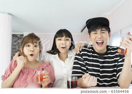 Men and women group that excites indoors Men and women group that excites indoors 63564456