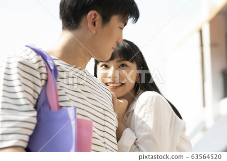 Young couple enjoying shopping 63564520