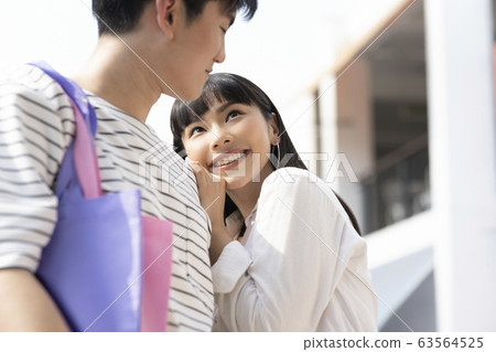 享受購物的年輕夫婦 享受購物的年輕夫婦 63564525