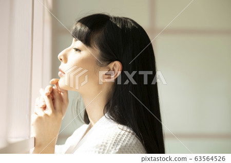 放鬆在窗口邊的婦女 63564526