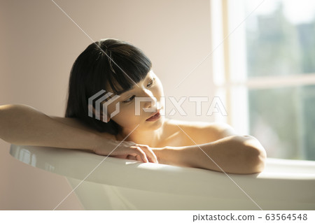 一個女人在浴室裡放鬆 63564548