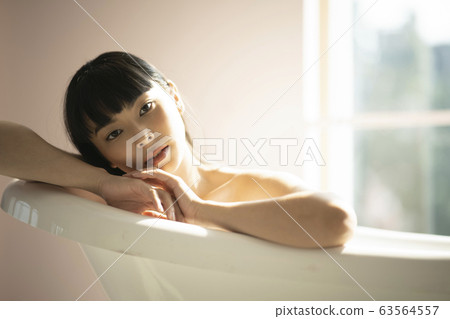 一個女人在浴室裡放鬆 一個女人在浴室裡放鬆 63564557