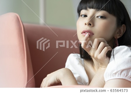 Beauty portrait of casual woman 63564573