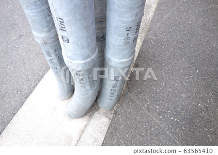 Telephone pole electric wire 63565410