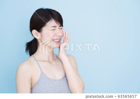 女人皮膚問題紫外線護理紫外線曬傷年輕女子藍背 63565657