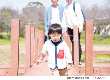 在公園裡玩的家庭 在公園裡玩的家庭 63565952