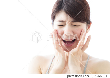 婦女皮膚麻煩紫外線護理紫外線曬傷的年輕女子在白色背景 婦女皮膚麻煩紫外線護理紫外線曬傷的年輕女子在白色背景 63566151