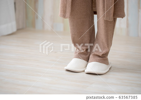 穿房間的女人 穿房間的女人 63567385