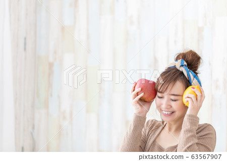 穿房間的女人 63567907