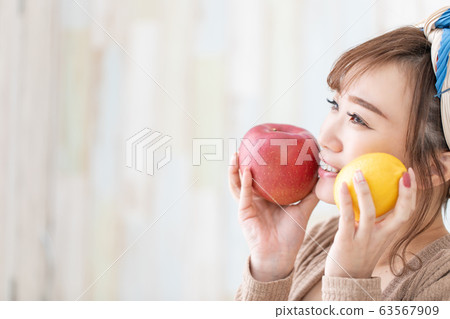 穿房間的女人 63567909