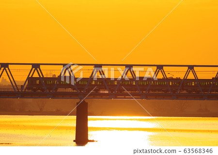 Keio Line passing the morning glow and Tamagawa Bridge 63568346