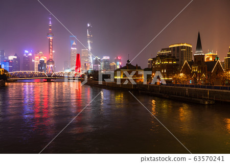 《上海》外灘夜景，立國摩天大樓 63570241