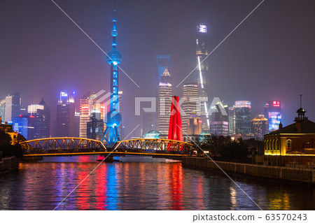 《上海》外灘夜景,立國摩天大樓 《上海》外灘夜景,立國摩天大樓 63570243