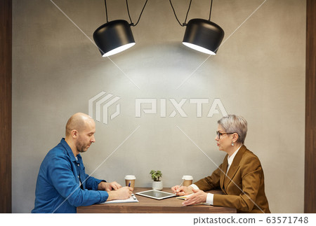 Minimal Business Meeting in Modern Cafe 63571748