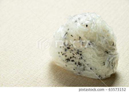 由於衛生考慮，使用膝蓋抓住飯糰。 63573152