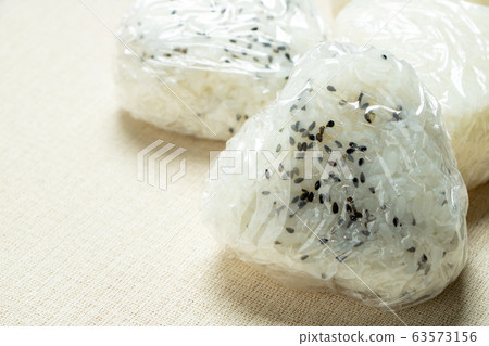 由於衛生考慮,使用膝蓋抓住飯糰。 由於衛生考慮,使用膝蓋抓住飯糰。 63573156