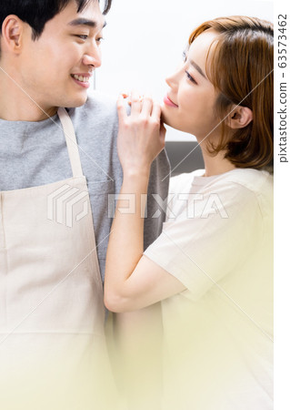 新婚夫婦烹飪廚房 63573462