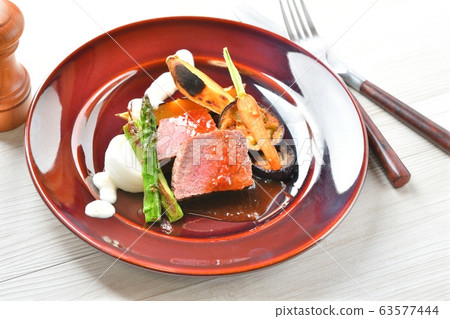 Served with roast beef of grilled beef and grilled vegetables. Served with roast beef of grilled beef and grilled vegetables. 63577444