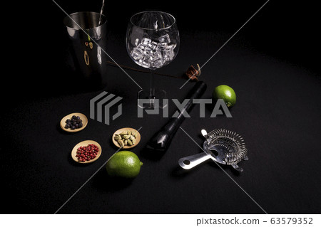 cocktail of gin and tonic on a black background 63579352