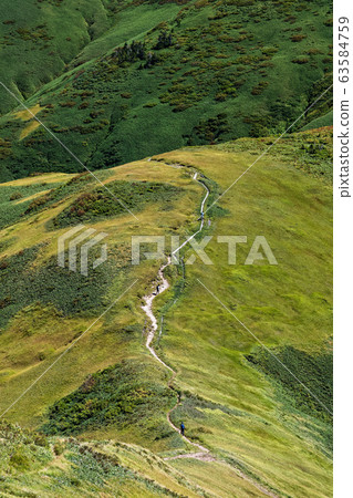 Climbers on the ridgeline of Mt. 63584759