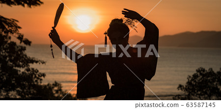 Silhouette of Japanese Geisha in kimono with fan 63587145