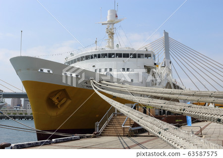 Hakkoda Maru and Aomori Bay Bridge in Aomori Port 63587575
